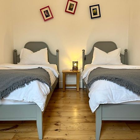풀 House With Parking, Short Stroll To Quay, Shops And Restaurants 빌라 외부 사진