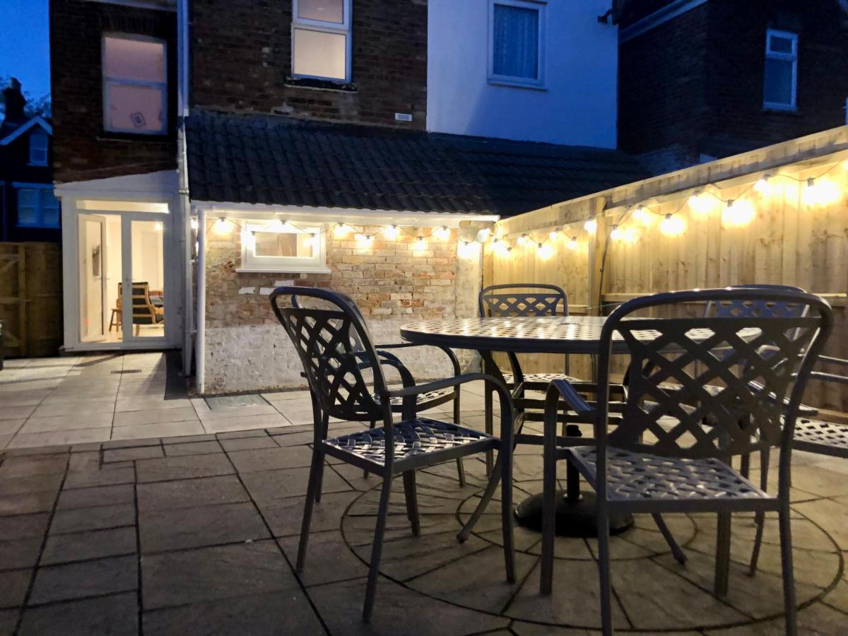 풀 House With Parking, Short Stroll To Quay, Shops And Restaurants 빌라 외부 사진