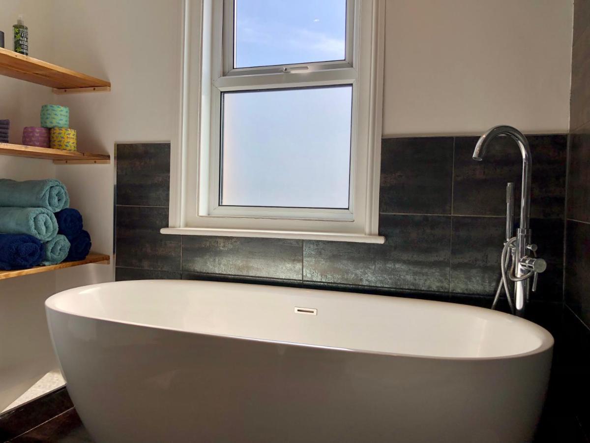 풀 House With Parking, Short Stroll To Quay, Shops And Restaurants 빌라 외부 사진